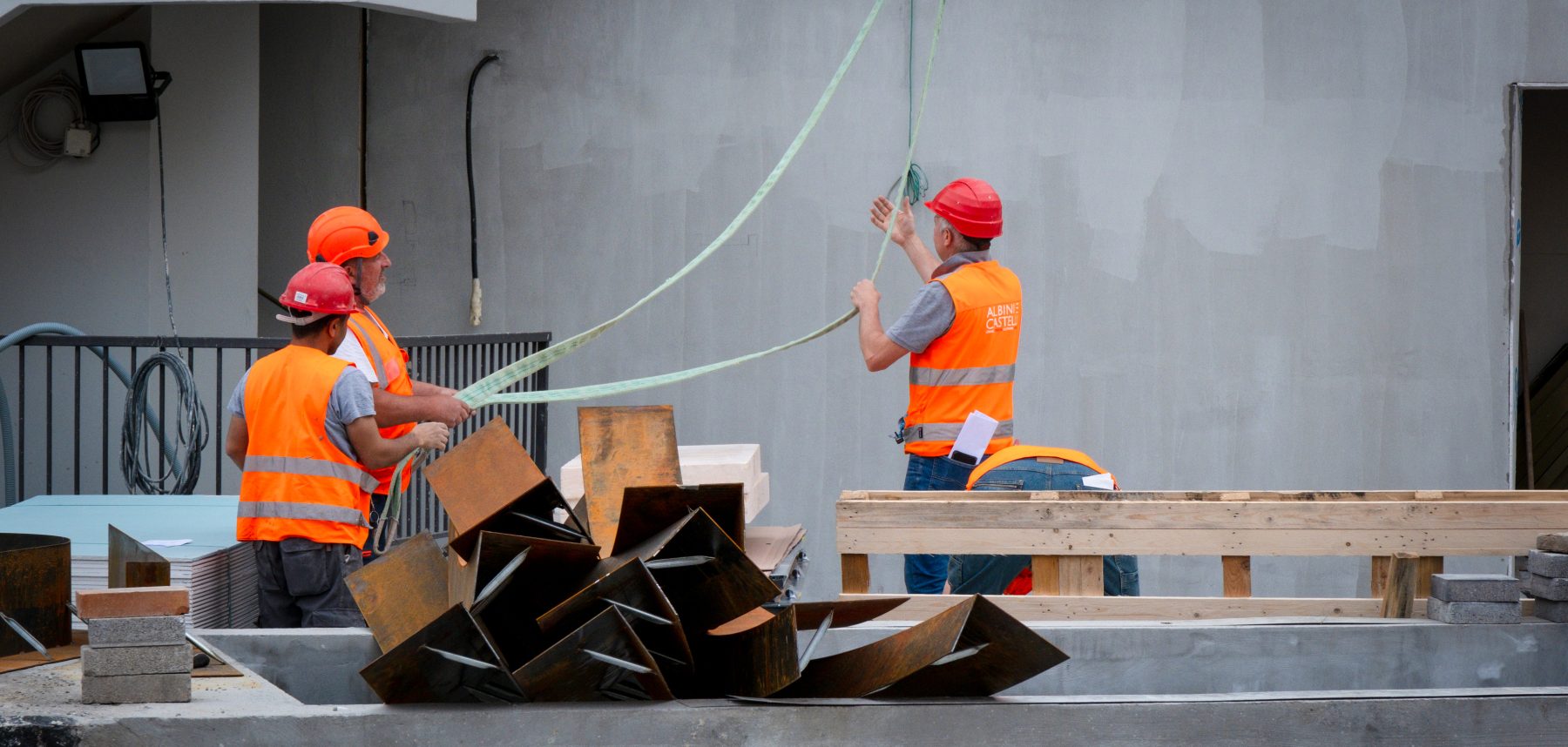 Operai Albini e Castelli al lavoro in cantiere