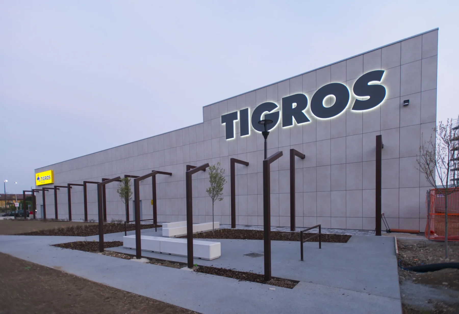 Tigros SpA – Edificio Commerciale Pero: progetto realizzato da Albini e Castelli